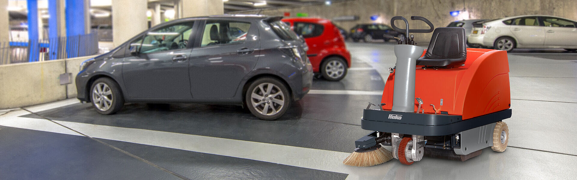 Motorkehrmaschine bei der Reinigung eines Parkhauses.